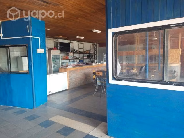 Local comercial con estacionamiento