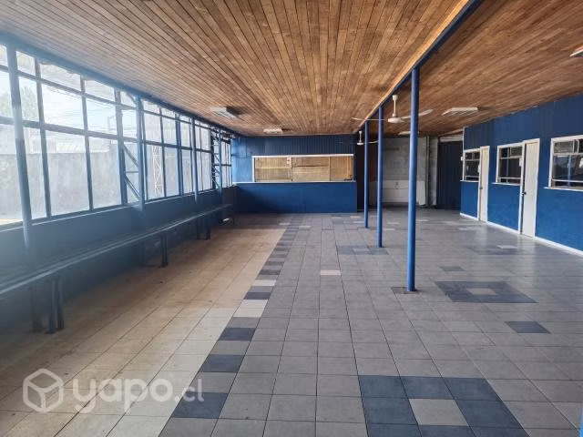 Local comercial con estacionamiento