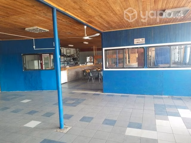 Local comercial con estacionamiento