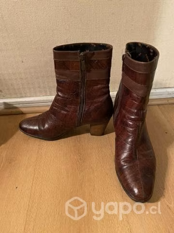 Botas cafés de cuero, 16 hrs