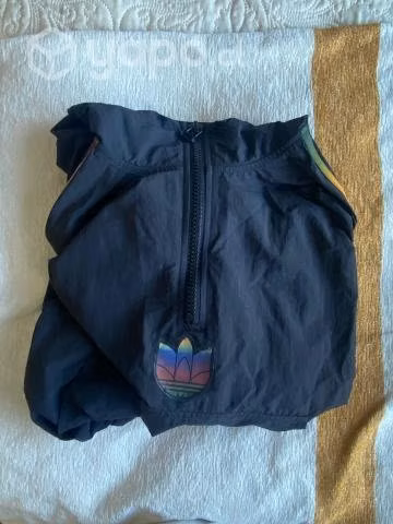 Cortaviendo adidas Originales color negro