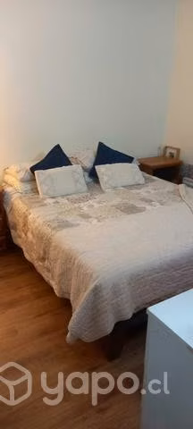 Cama con veladores