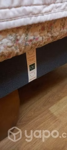 Cama con veladores