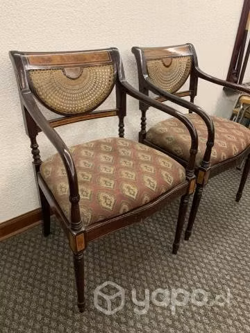 Sitial de madera y ratan. Hay 2 disponibles.