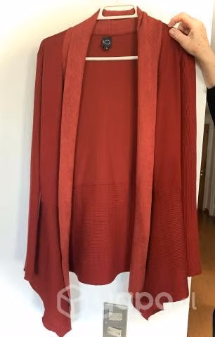 Chaleco color burdeo, marca IO, talla M