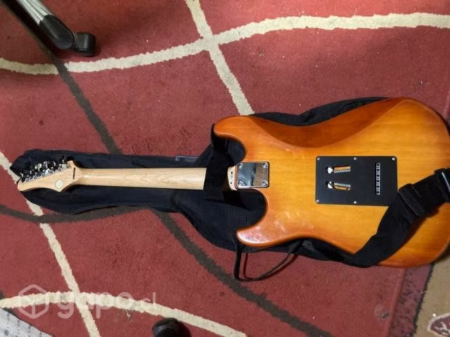 Guitarra Eléctrica Samick + Amplificador - Imagen 2