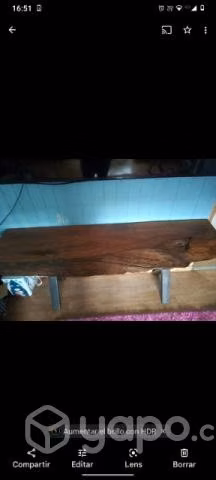 Mueble rústico. Con patas de fierro.