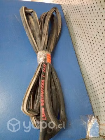 Goma contorno pta del izq Mitsubishi L