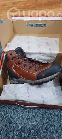 Zapatos de seguridad nuevos
