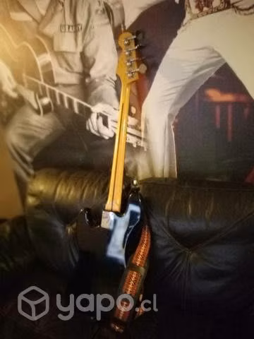 Bajo Squier by Fender Jbass+ amplificador+funda