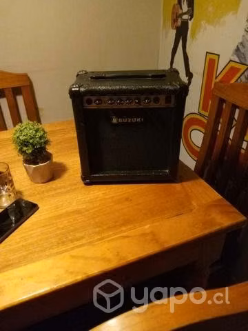 Bajo Squier by Fender Jbass+ amplificador+funda