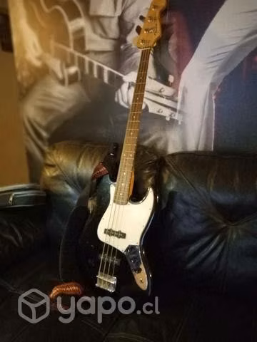 Bajo Squier by Fender Jbass+ amplificador+funda