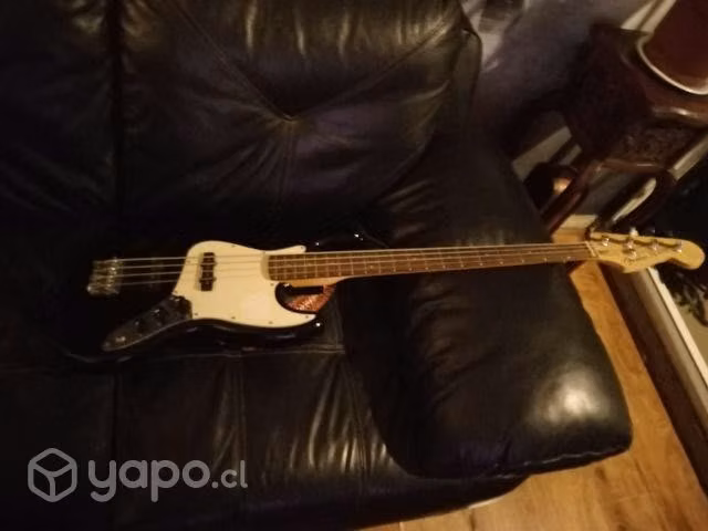 Bajo Squier by Fender Jbass+ amplificador+funda
