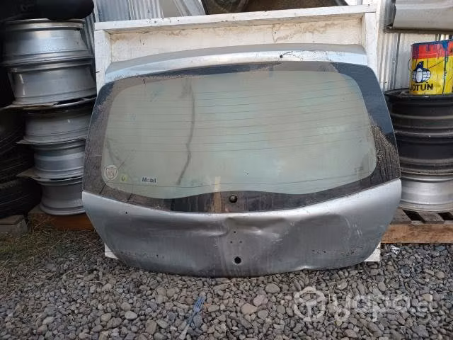 Portalón Trasero Sandero Completo con detalle