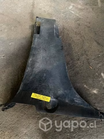 Tapiz cubre pilar inferior izq Mahindra XUV 2015