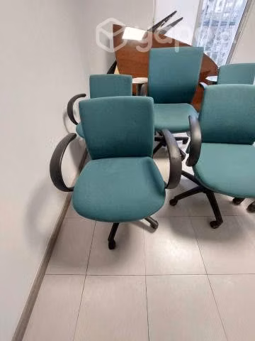 Mesa de reuniones y sillas - Imagen 3
