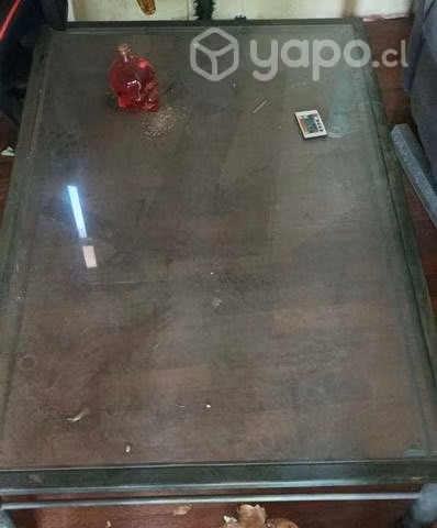 Una mesa de centro y un sofa con 3 cojines