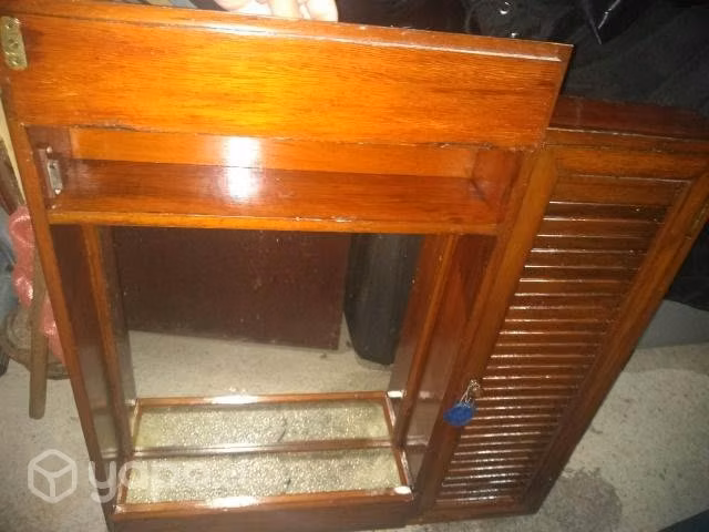 Botiquín o mueble de madera