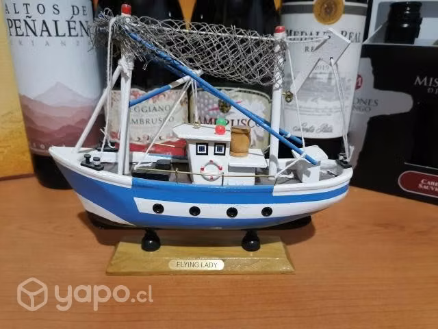 Hermoso barco pesquero para coleccionistas