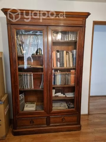 Fino librero antiguo de madera