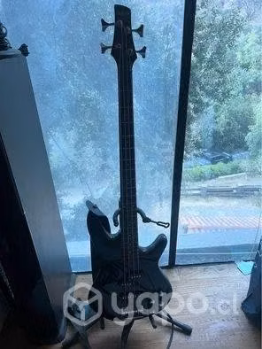 Bajo con amplificador