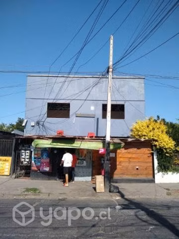 Casa dos pisos, dos locales comerciales