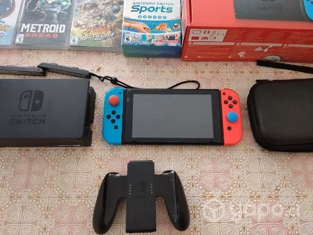 Nintendo Switch con mica + 4 juegos + bolso + caja