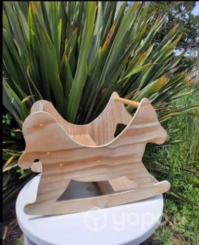 Caballitos de madera/ mesa y mecedora