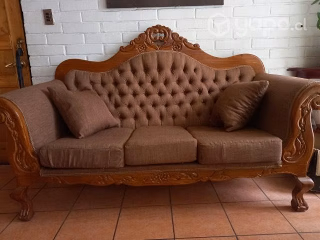 Sillones son de madera de roble, tela lino