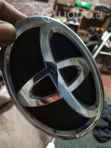 Logo parachoques delantero Toyota