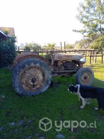 Tractor Ford antiguo