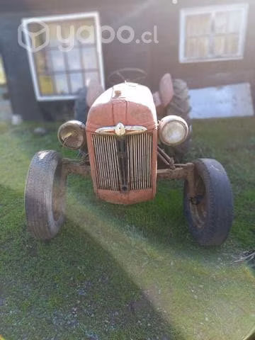 Tractor Ford antiguo