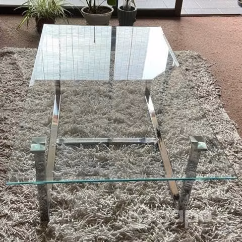 Mesa de centro de vidrio y base de aluminio