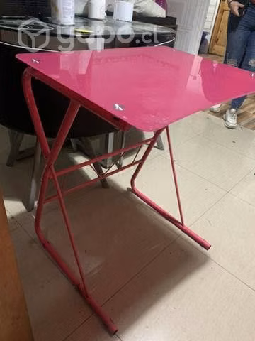 Escritorio de vidrio rosado