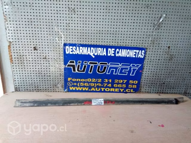 Moldura lame vidrio pta del izq Nissan Navara