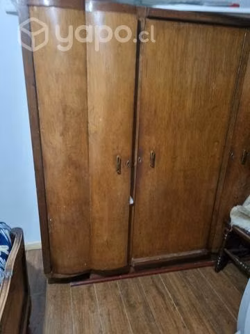 Guarda ropa antiguo