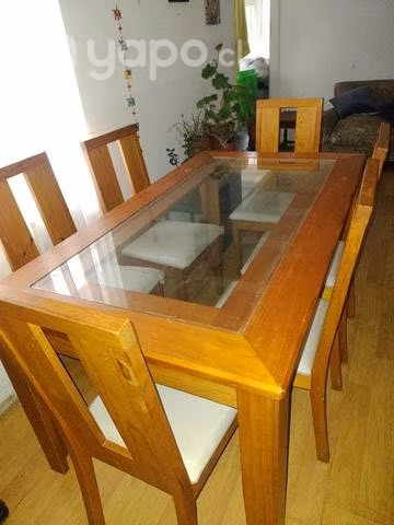 Comedor de madera cubierta vidrio
