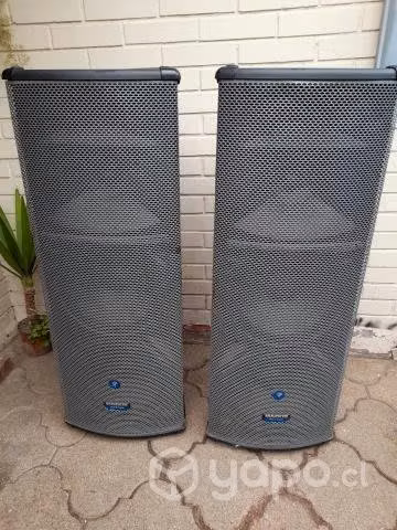 Parlantes activos Mackie SA1532z 1300w rms c/u top
