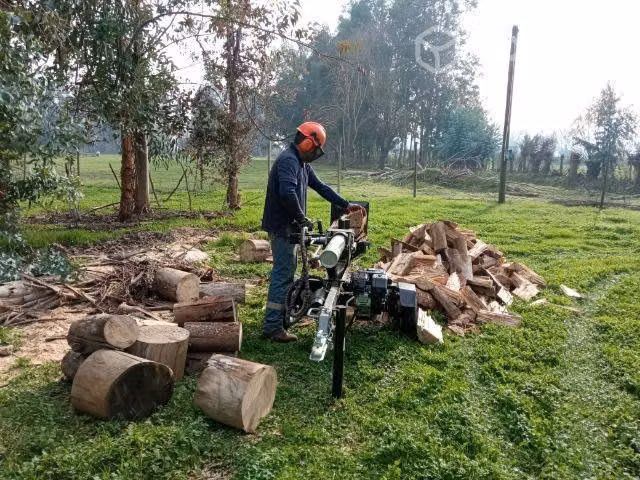 Trozado y picado de leña