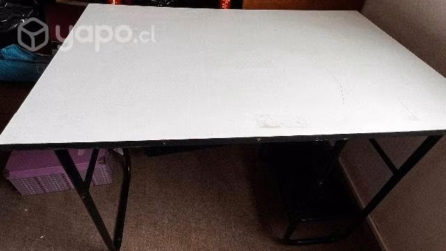 Escritorio blanco amplio