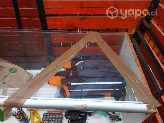 Mueble modular de madera y cubierta de vidrio