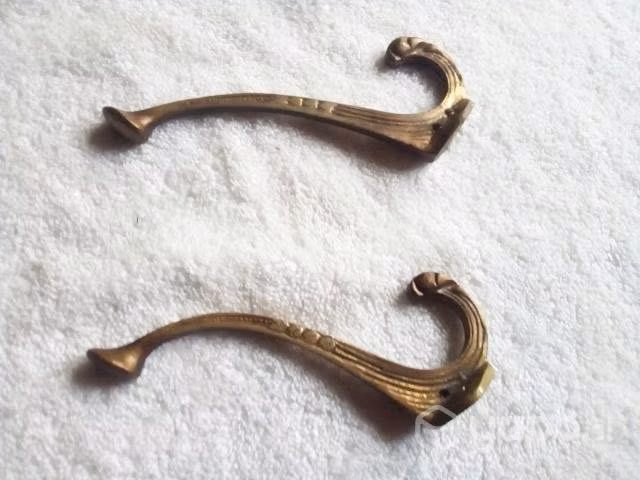 Colgadores de bronce antiguos preciosos