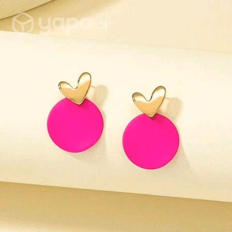 Aros fucsia y corazón dorado