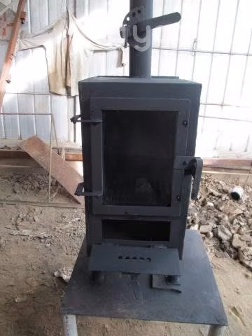 Estufa metálica a leña, artesanal