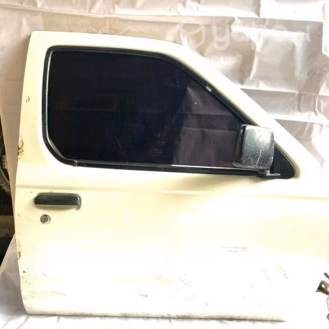 Puerta trasera izquierda Nissan Terrano 2012