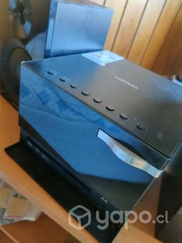 Equipo de música Samsung con 2 parlantes