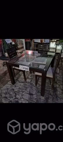 Mesa de 4 puestos. Madera con superficie de vidrio