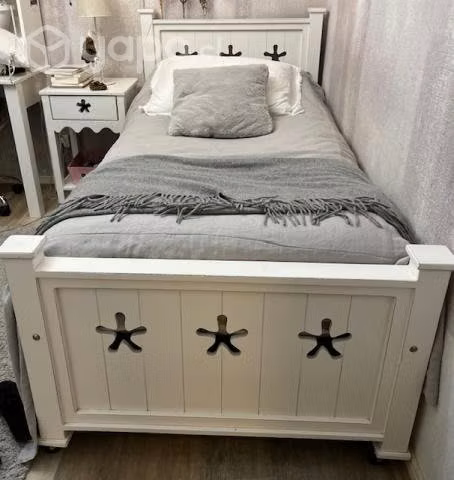 Preciosa cama madera blanca decapada