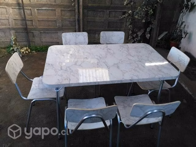 Comedor de 6 sillas básicas a $165.000.-