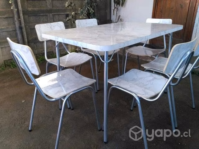 Comedor de 6 sillas básicas a $165.000.-